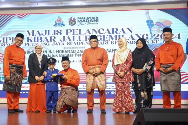 灵市政厅办国庆月系列活动 欢迎居民同欢共庆