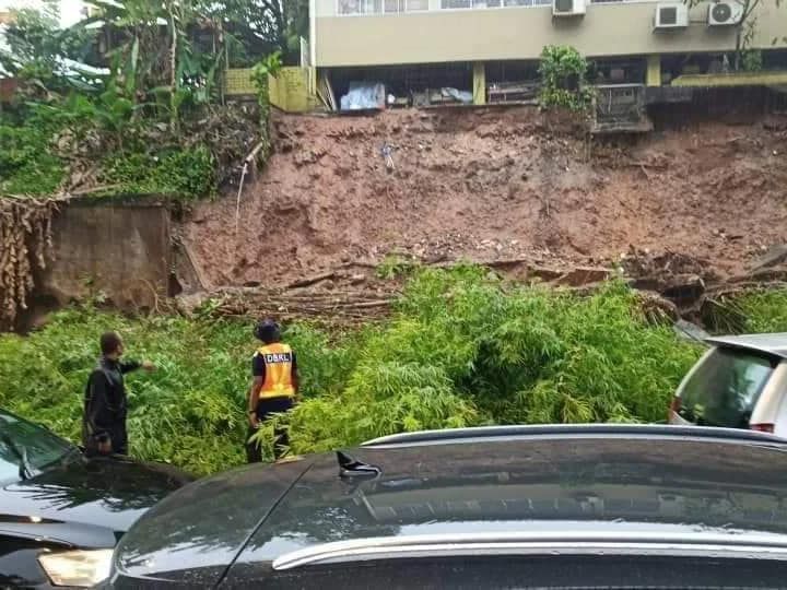 首都午后豪雨多区淹水  文良港近大红花园路土崩
