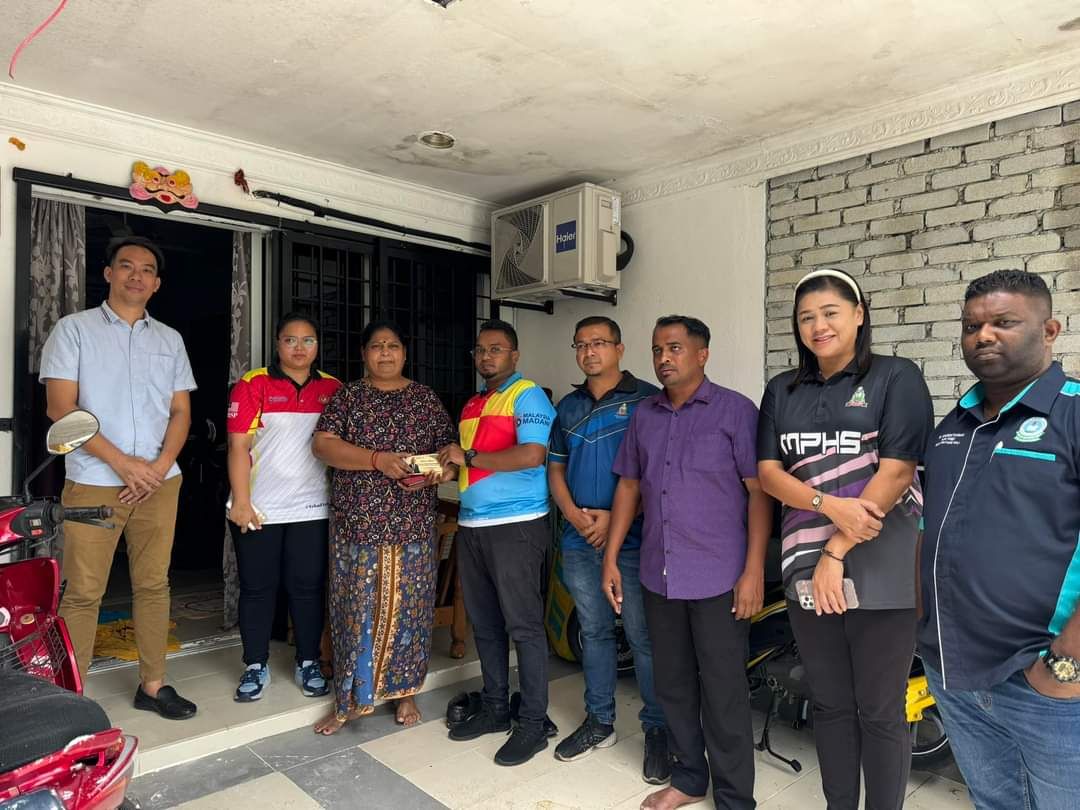 புயல் காற்றில் சேதமடைந்த காமாட்சியின் வீட்டை சீரமைக்க உலு சிலாங்கூர் கவுன்சிலர் ராஜேஸ் ராவ் நடவடிக்கை