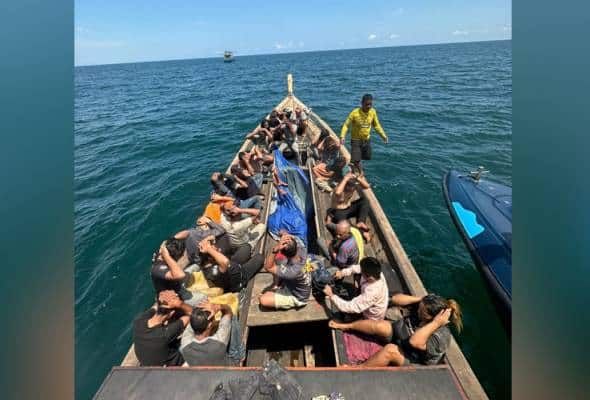 木船故障海上漂流约8天 水警捕30无合法证件印尼人