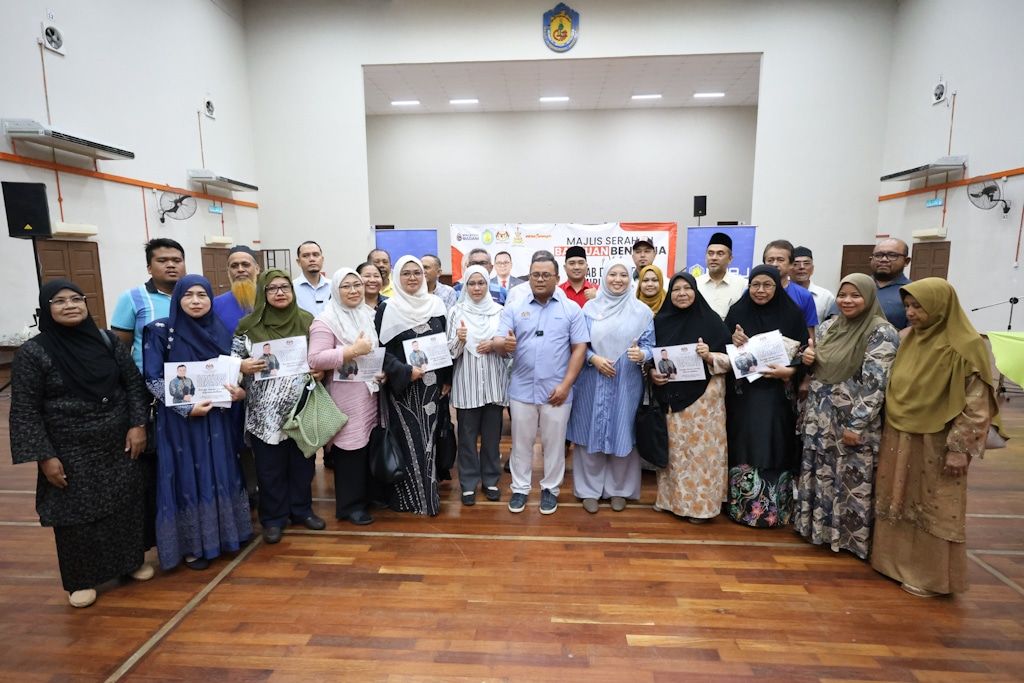 AU5美食中心遭火魔吞噬  雪大臣捐薪助12小贩度难关