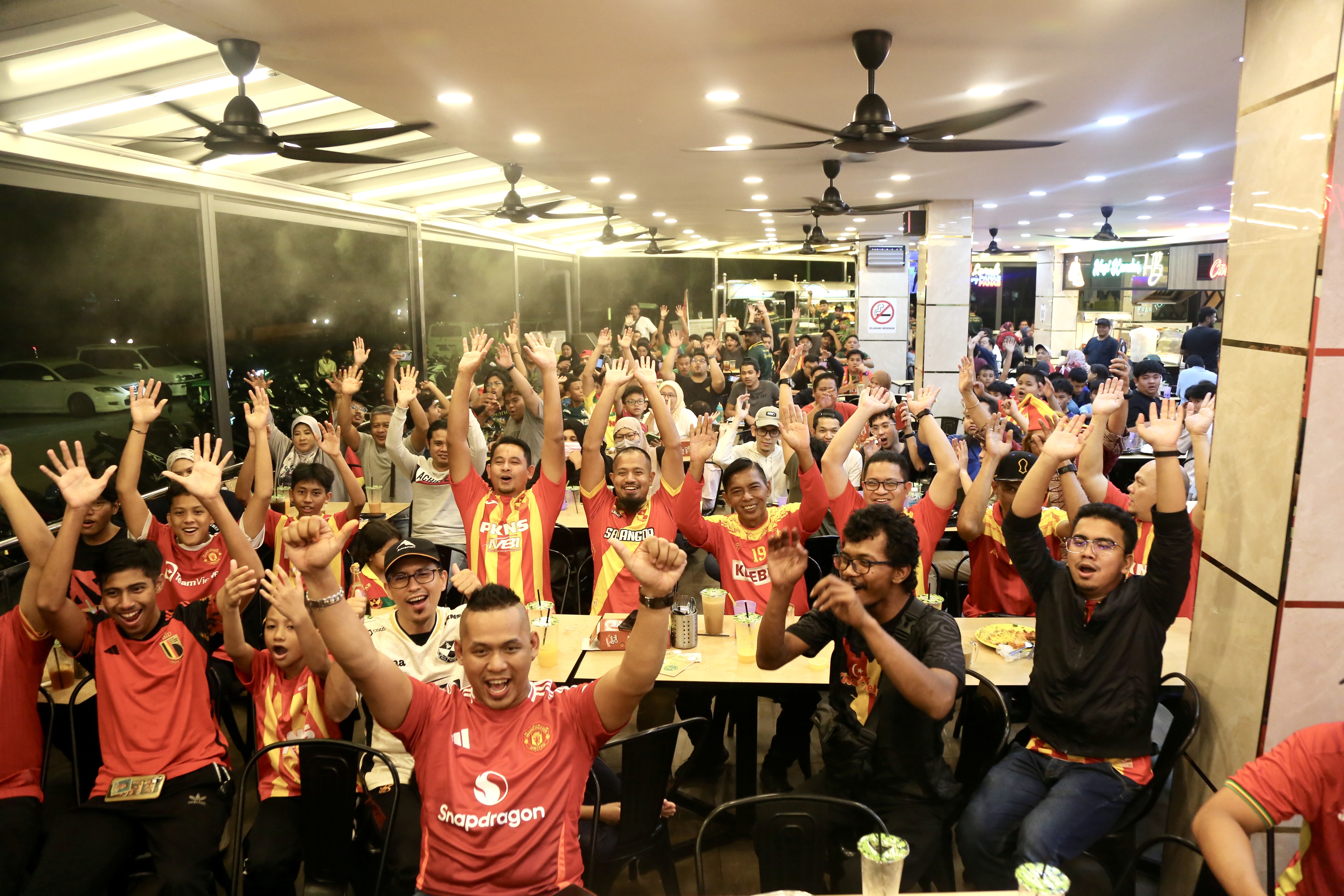 Over 250 fans watch Selangor-Johor FA Cup final on big screen