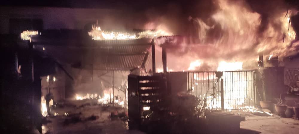 万津杜曼路4排屋失火 青年勇救受困3人受伤