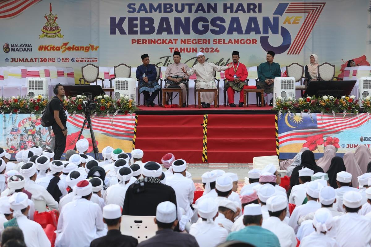 Ratusan berselawat, munajat sempena sambutan hari kemerdekaan negeri