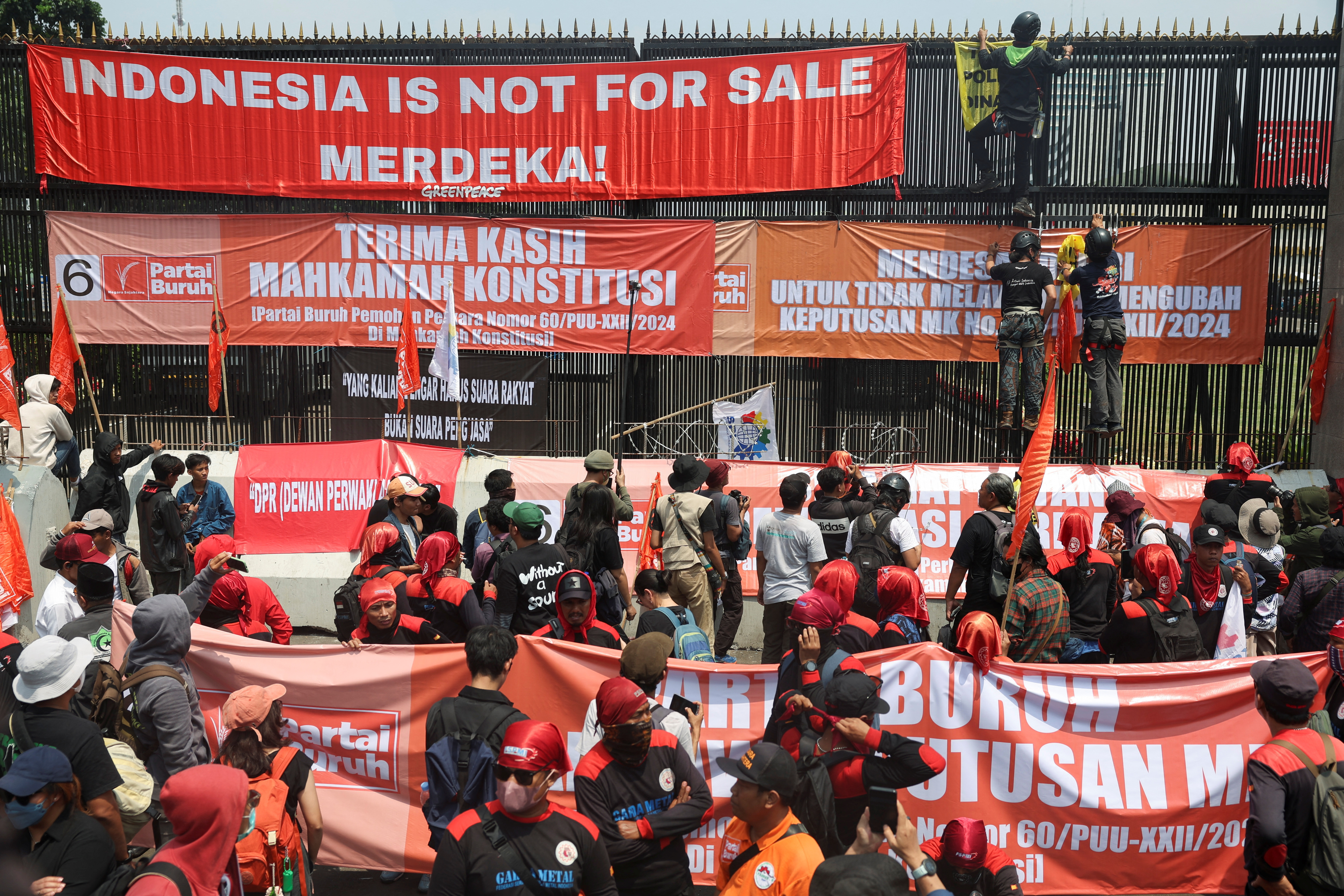 A tumultuous week in Indonesian politics as transition nears