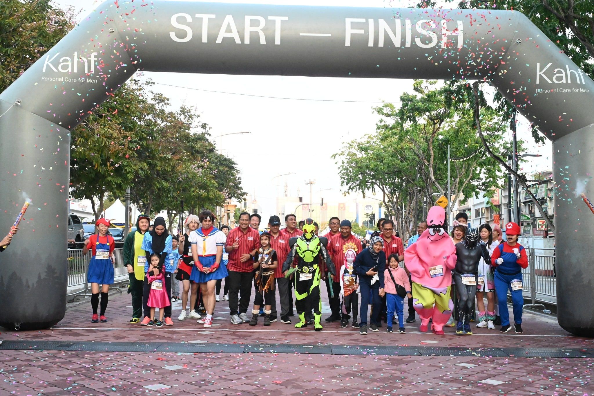 灵半马赛吸引国内外8000人参与 包括动漫人物也来凑热闹