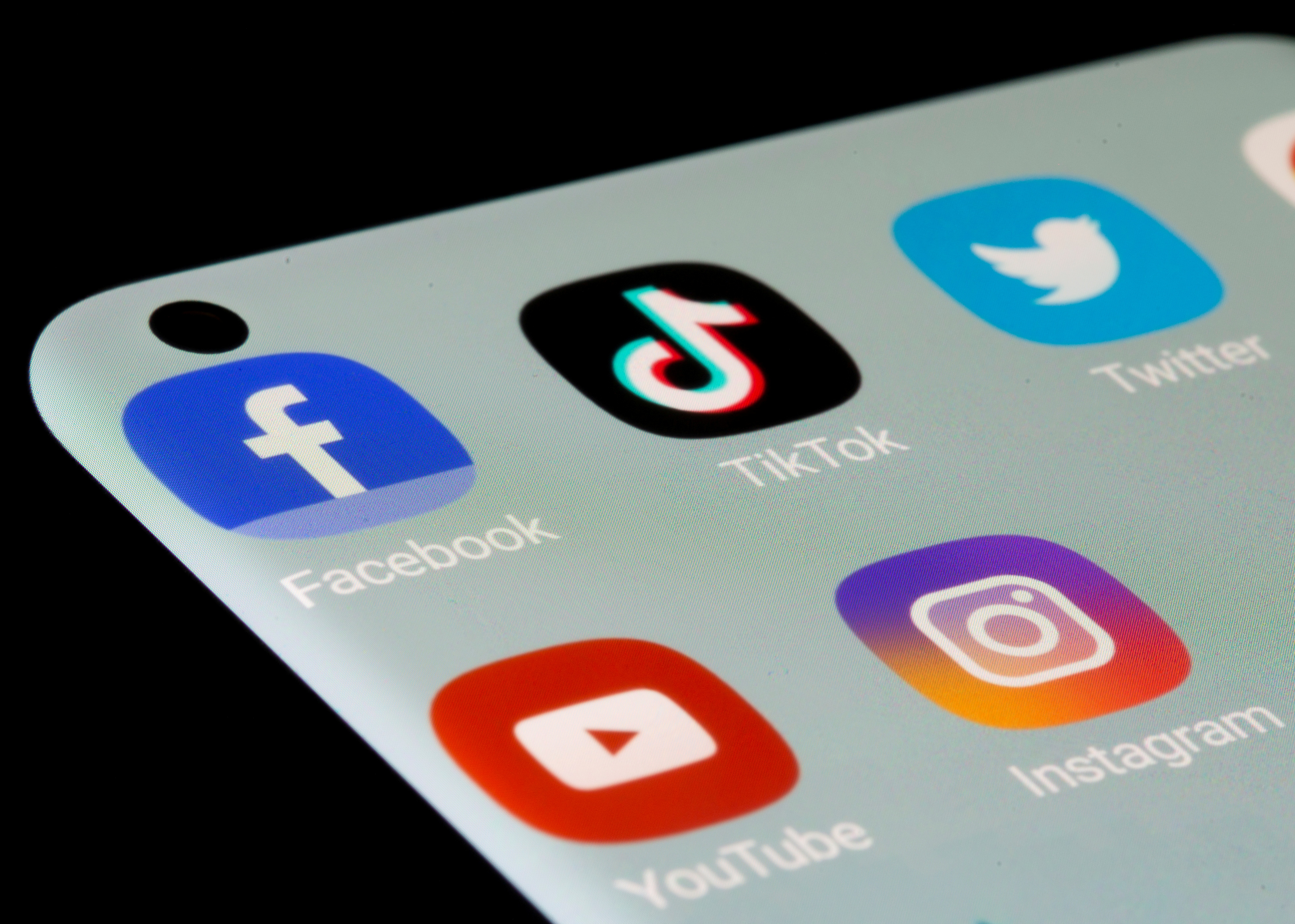 Australia to ban children from social media