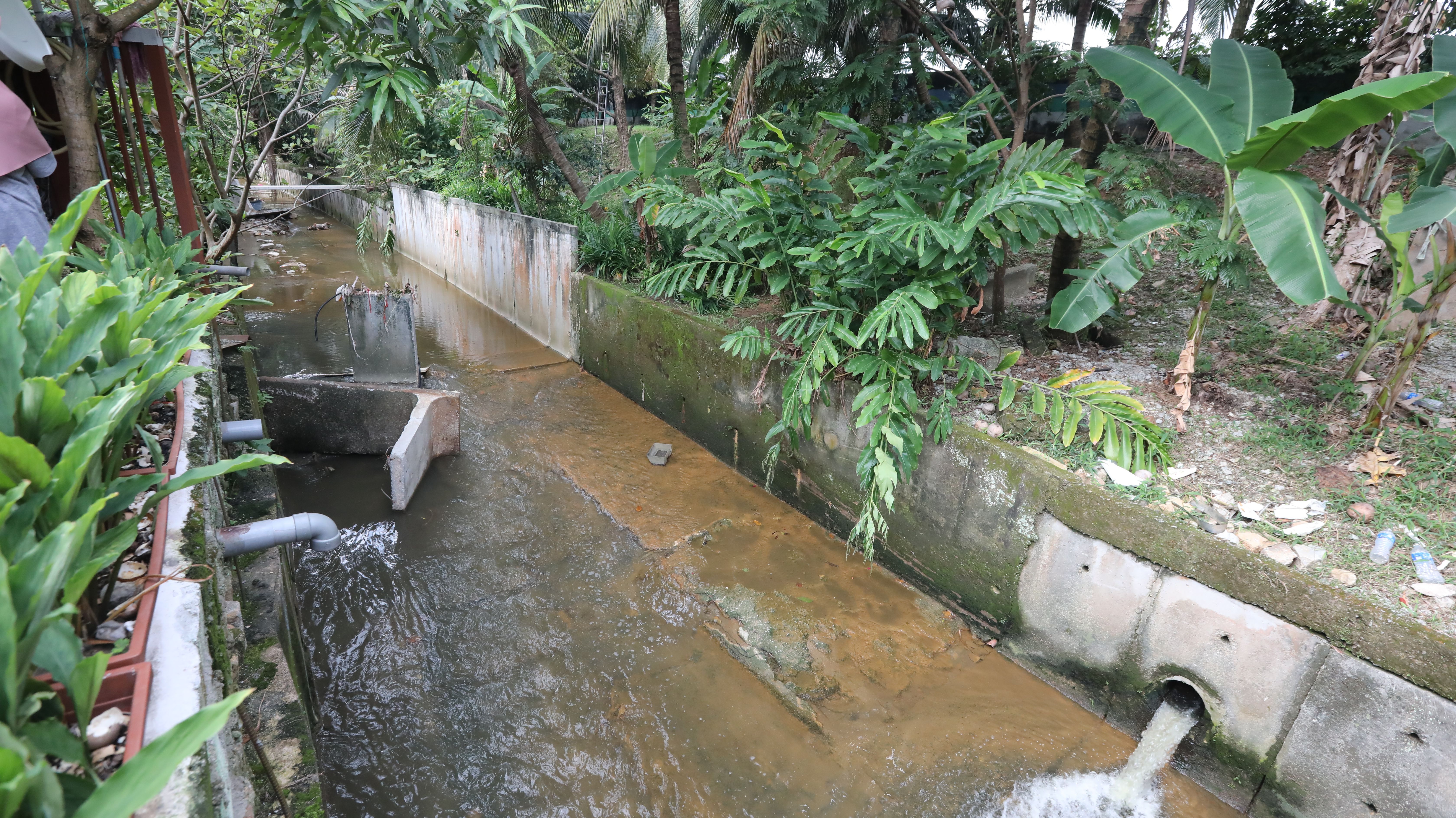 豪雨致防洪沟围墙崩塌  游佳豪促市议会抢修防恶化