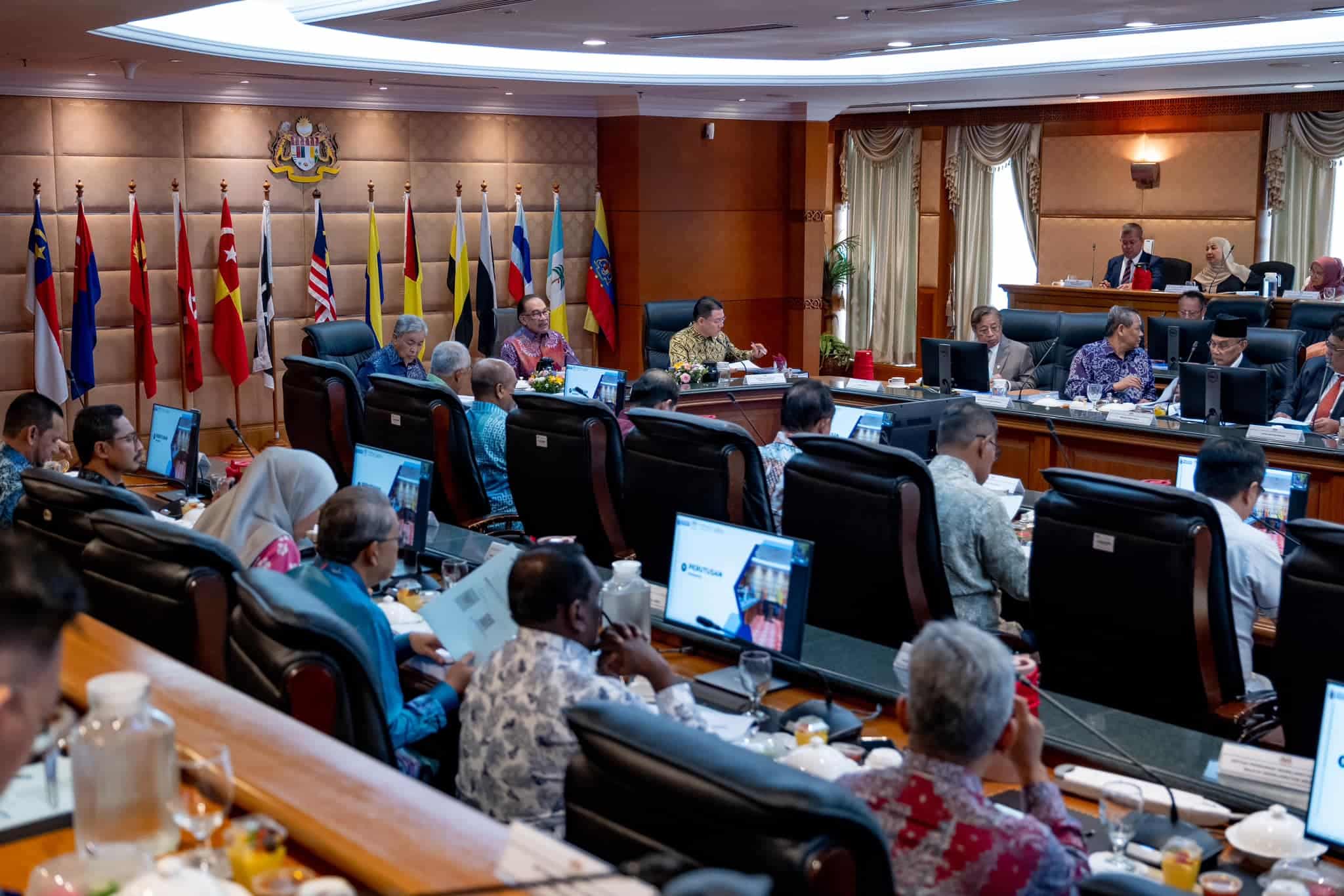 PM wants speedy approval of development projects for Malaysia to attract investors