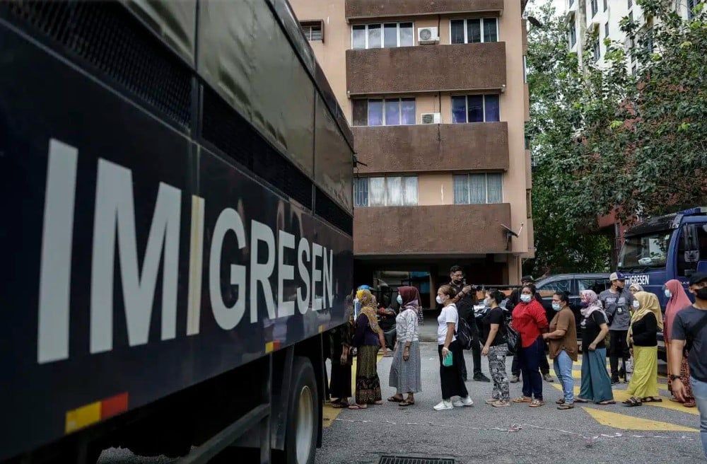 移民局突击2餐馆取缔贩卖人口  捕14外籍男女.救出1未成年男