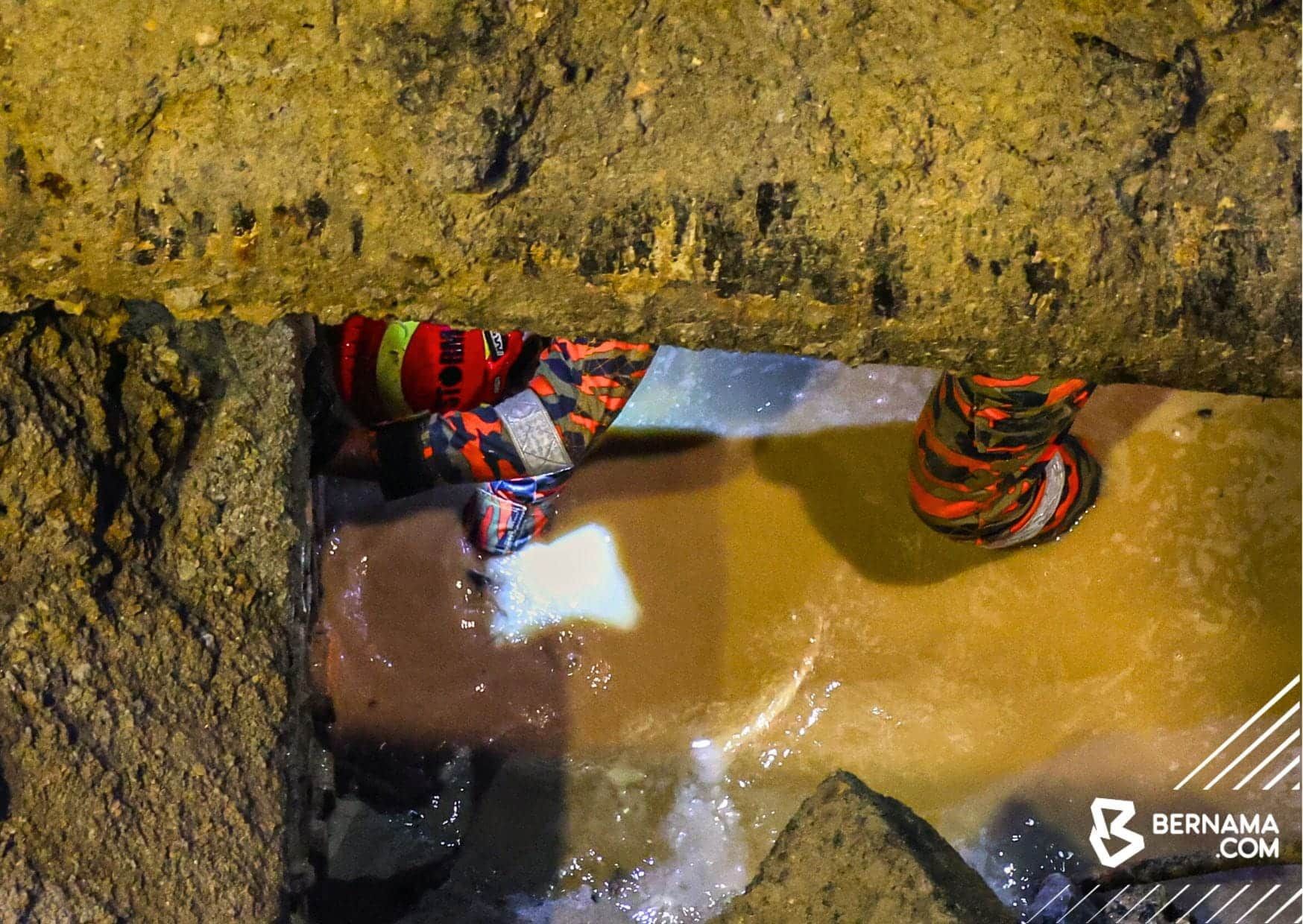 【印度清真寺路地陷】仅寻获女游客拖鞋 今早继续搜寻行动