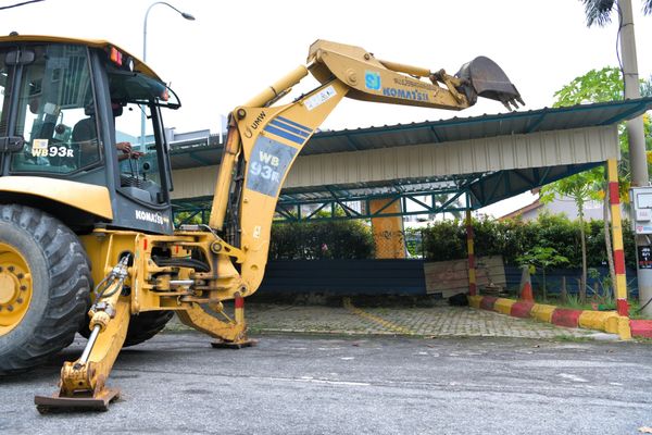 占道路保留地建车库 执法人员全面拆除
