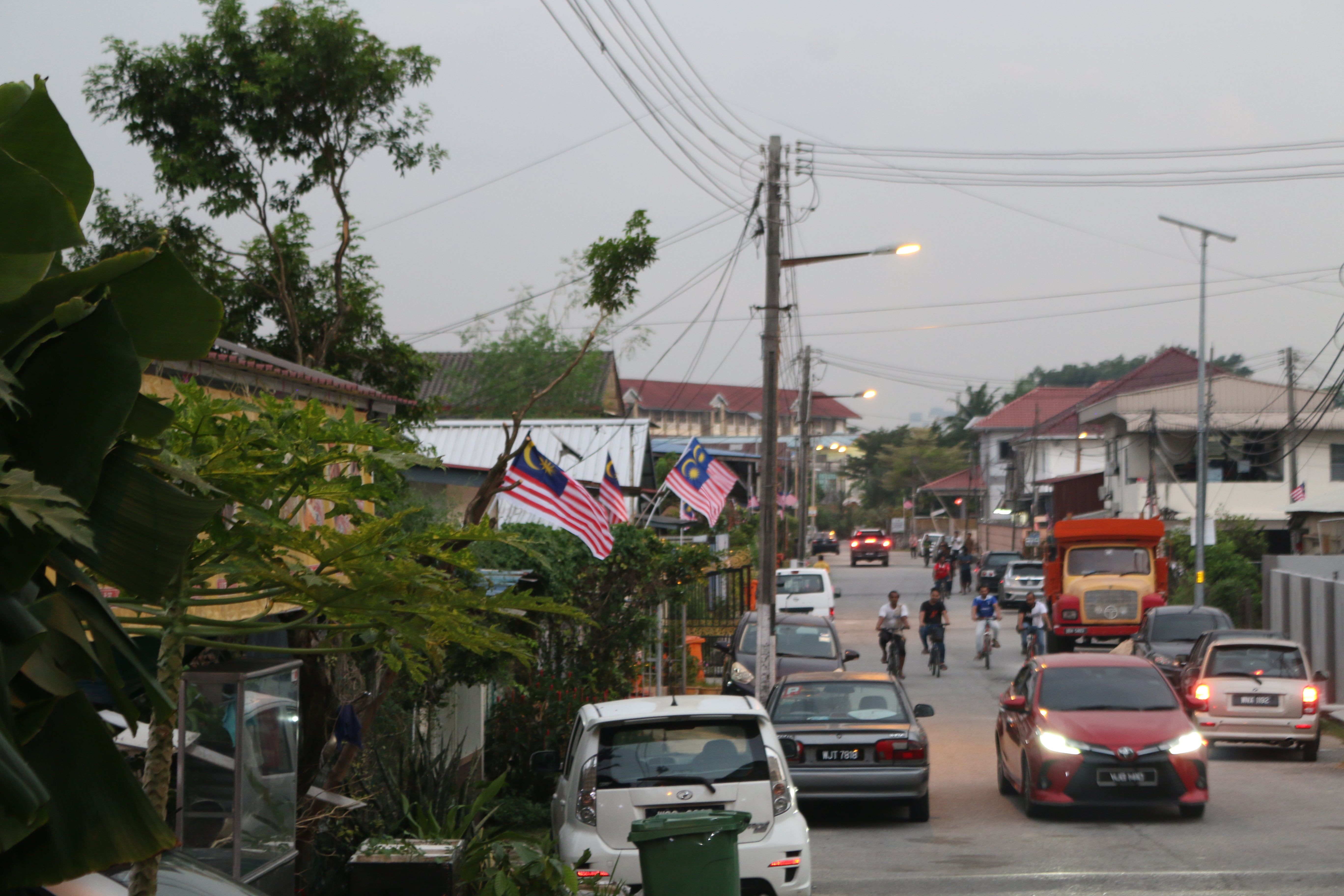 加影关东村委会走访全村  逐家逐户悬挂国旗迎接国庆