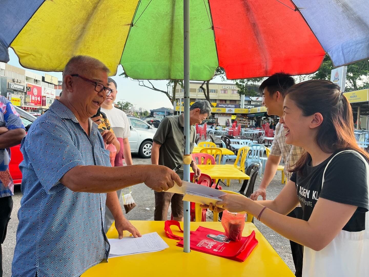 暴风雨摧毁Ibumie美食中心  林怡威拨1000予10小贩助减负担