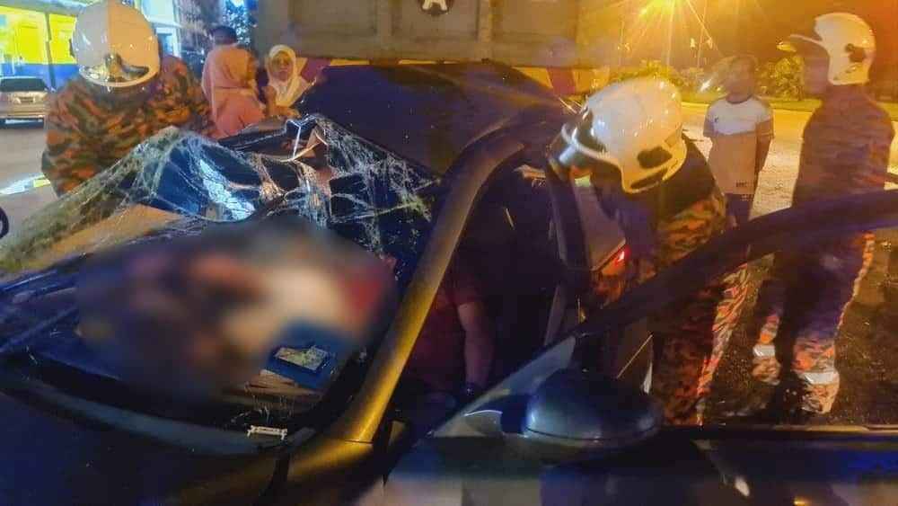 轿车失控撞罗里 2男当场丧命