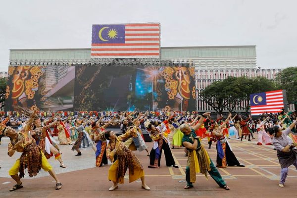 配合831国庆庆典 布城广场设7600停车位