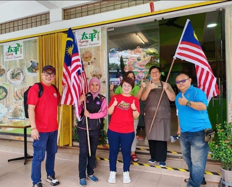 响应政府一屋一国旗号召 潘佩玲与团队带动太平村气氛