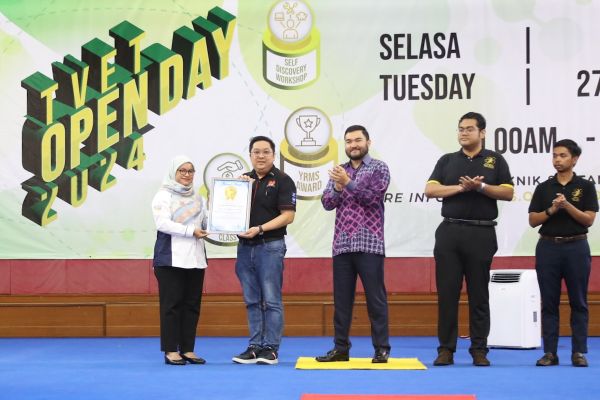 与私企合作提供最多免费眼镜 雪王储基金会获大马纪录大全