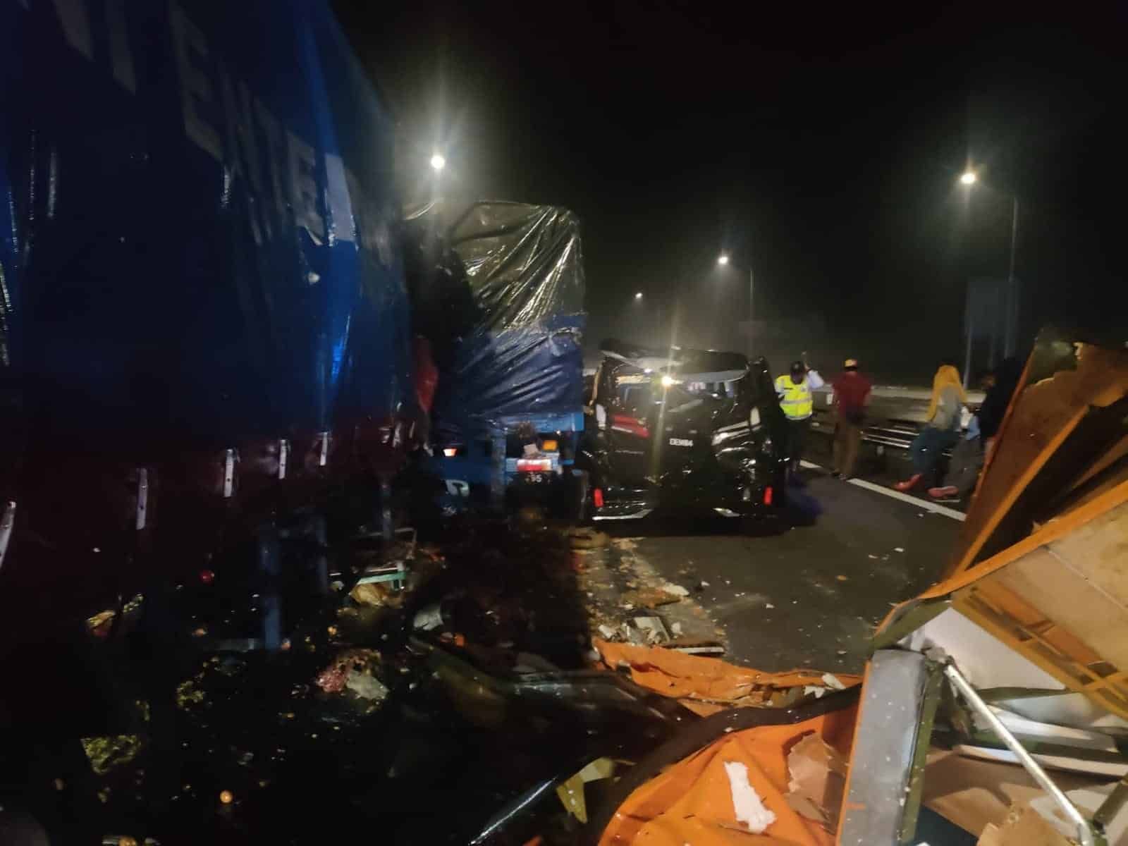 南北大道5车连环撞   男子当场被夹毙