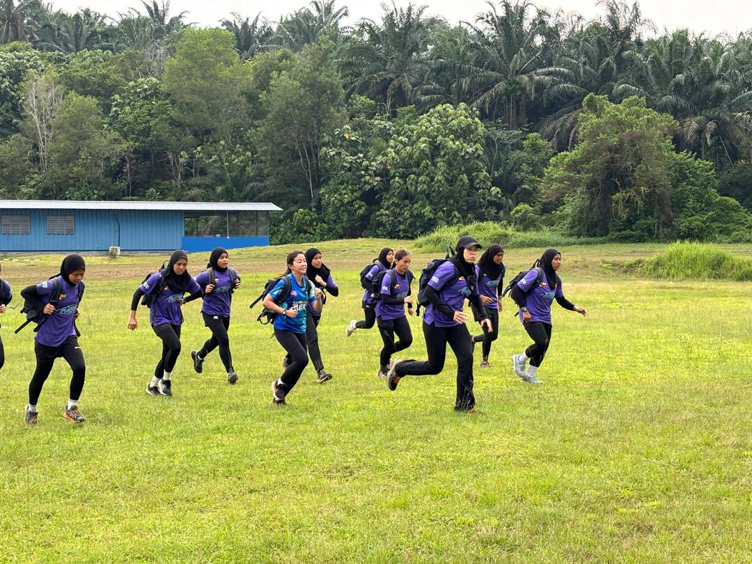 Tepis skeptikal masyarakat, pemain ragbi wanita peraga aksi lincah 
