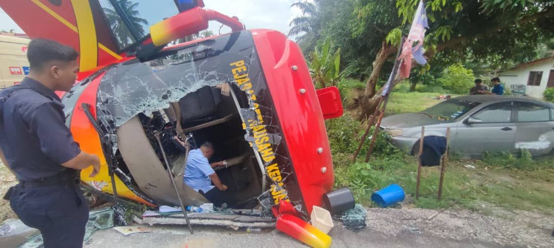 雪政府巴士翻覆掉沟   警方：为闪避路口摩托