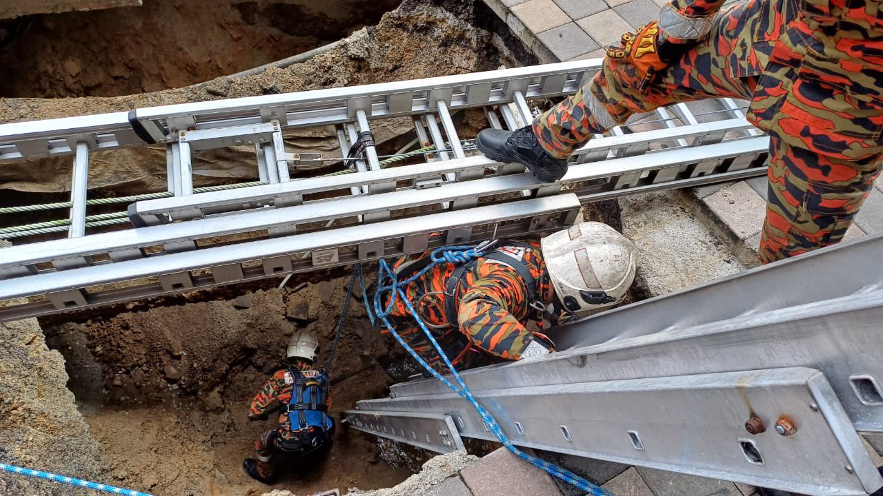 Indian tourist trapped in sinkhole at Masjid India