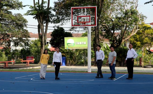 王诗棋动用近5万关爱拨款 让沙登大学岭篮球场换新面貌