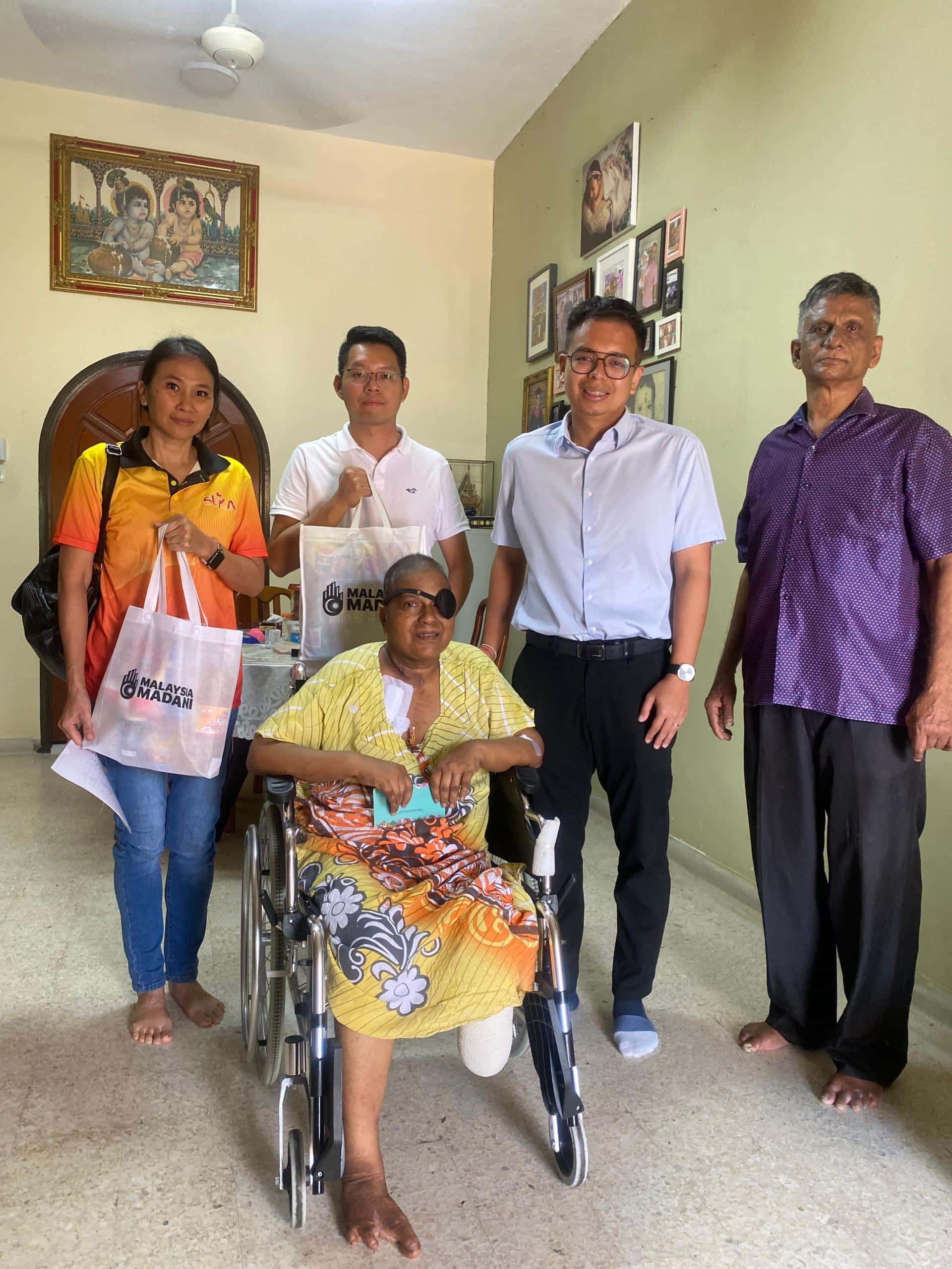 புற்று நோயால் வாடும் மூவருக்கு பலாக்கோங் சட்டமன்ற உறுப்பினர் உதவி