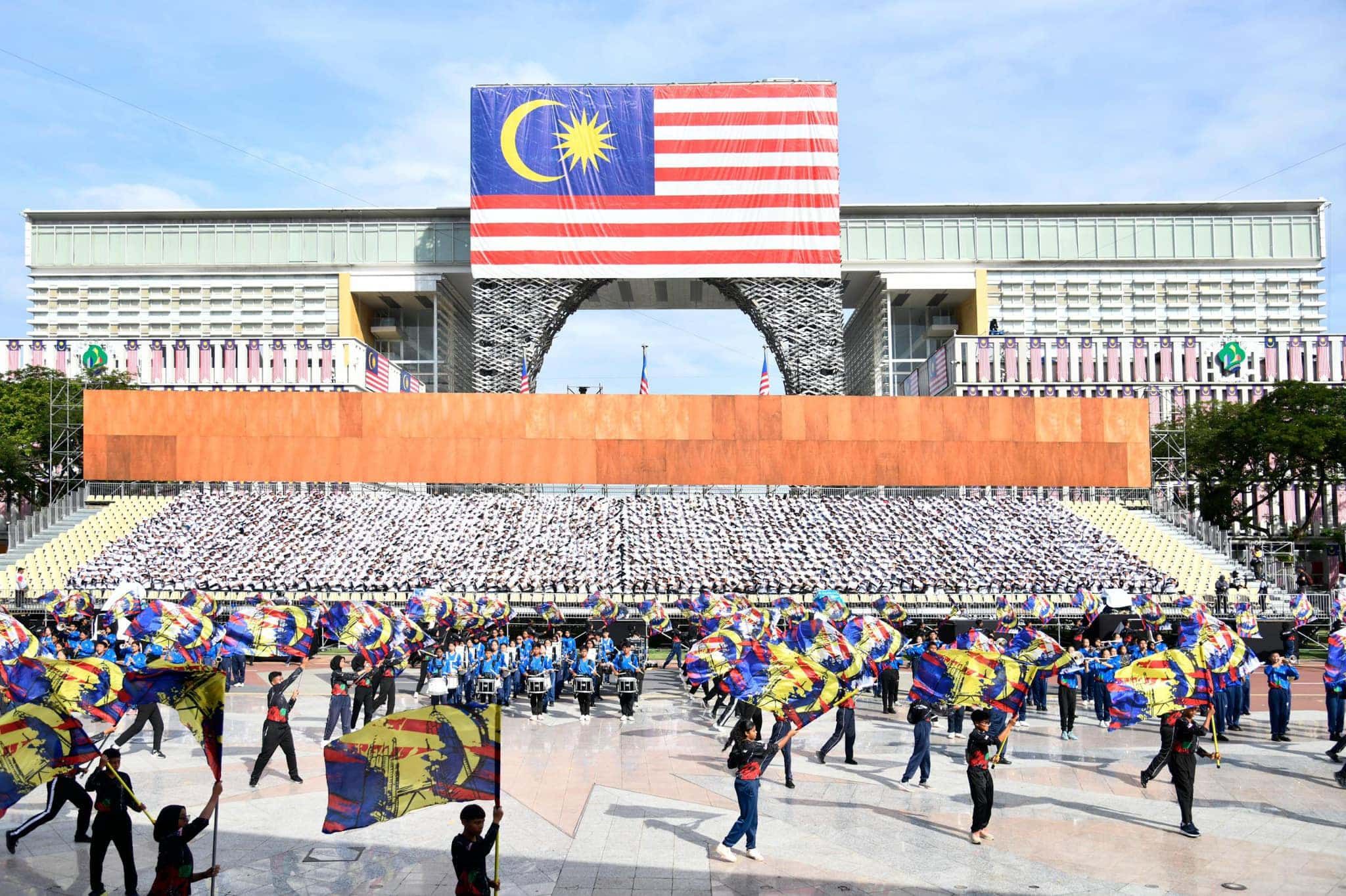 国庆舞以扫把垃圾桶  舞出安华肃贪决心