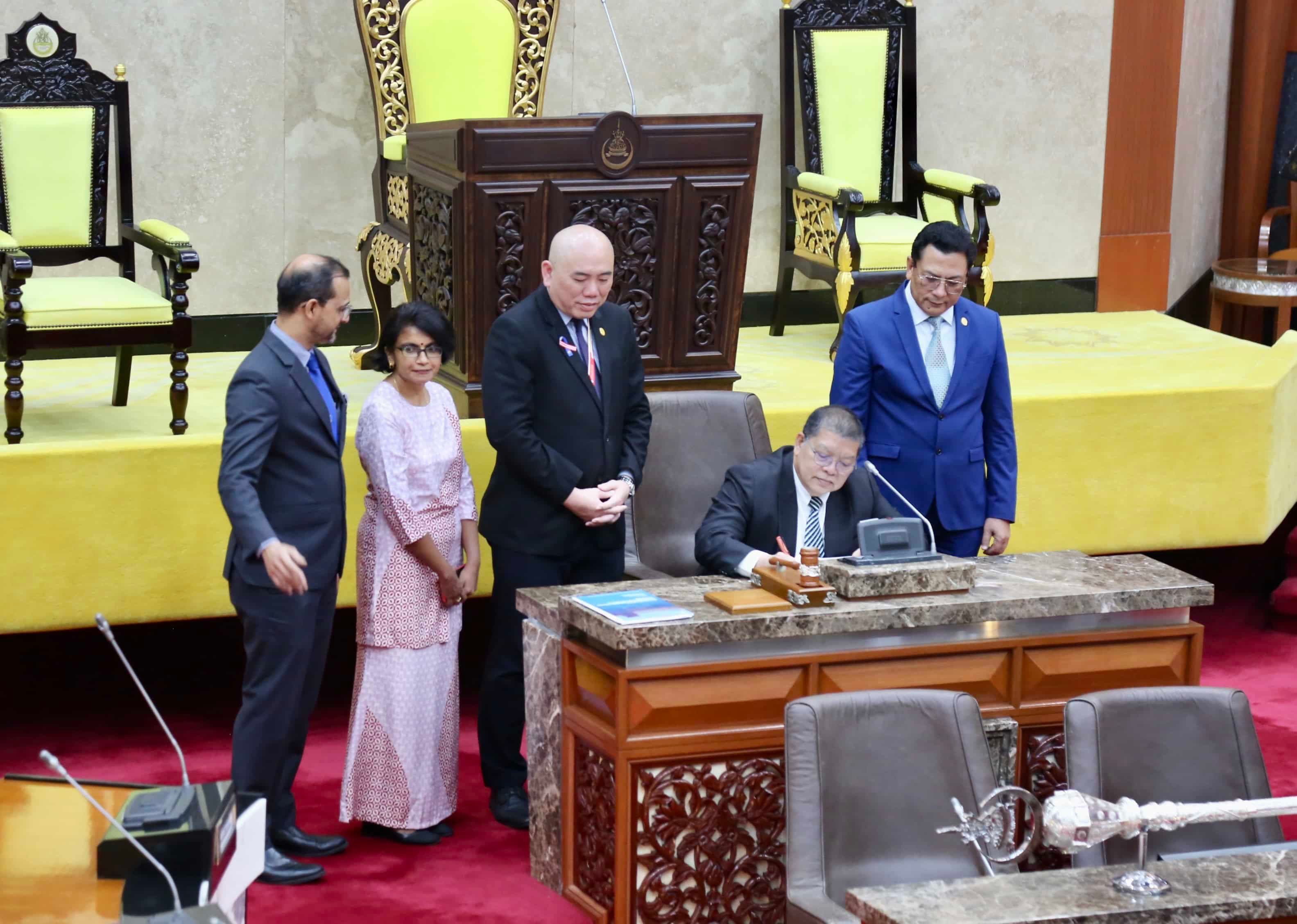 佐哈里今拜访雪州议会 分享经验呈议长峰会交流