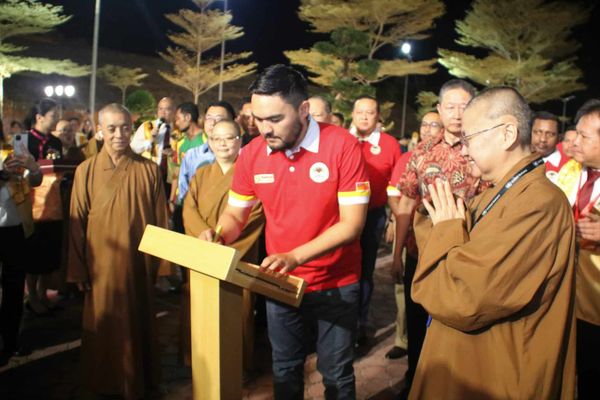 雪州王储旋风访仁村 受热烈欢迎争相握手拍照