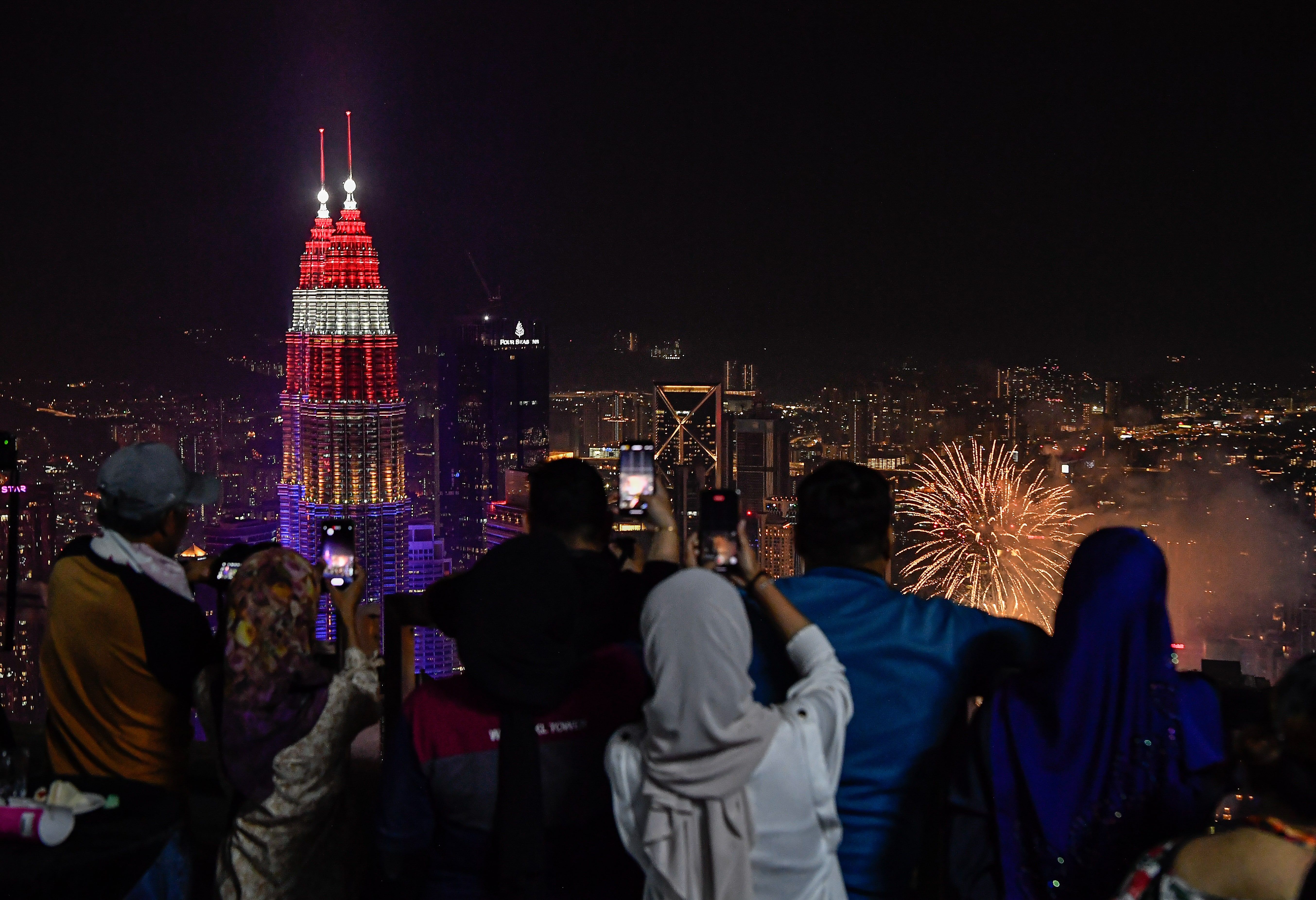 Percikan bunga api, laungan merdeka gemakan sambutan ambang Hari Kebangsaan