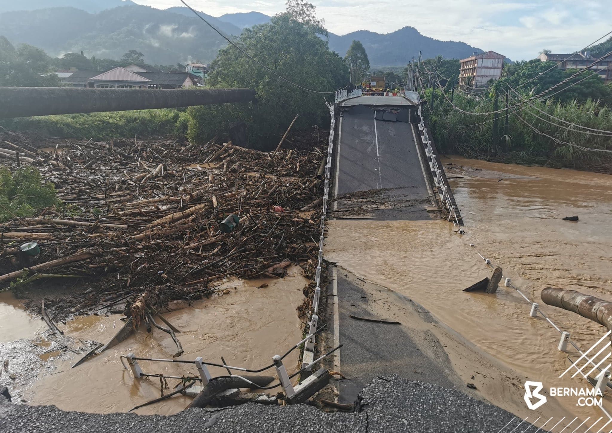 仕林河昨午大雨大桥崩塌 甘榜与生态公园24人受困水中