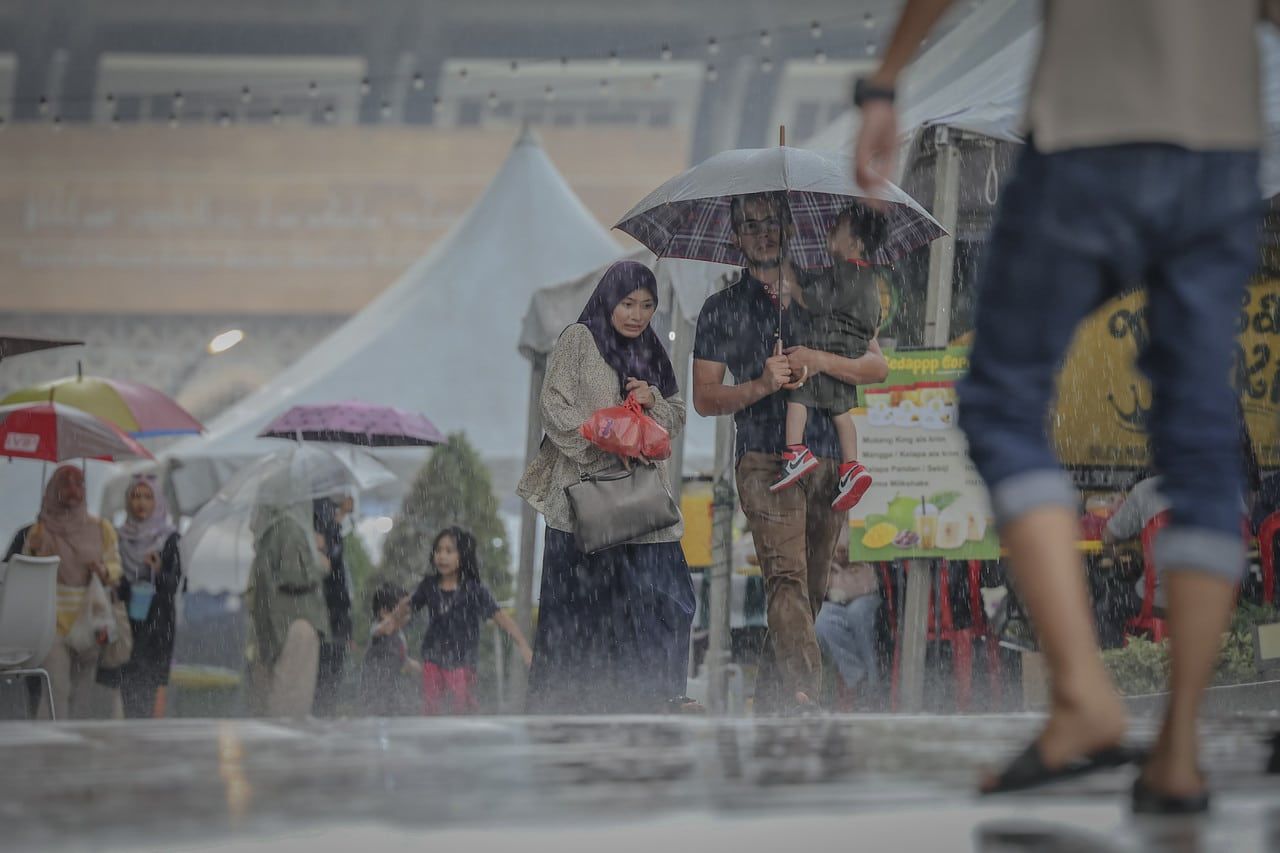 乌云密布！ 雪州与多州属料雷雨至4pm