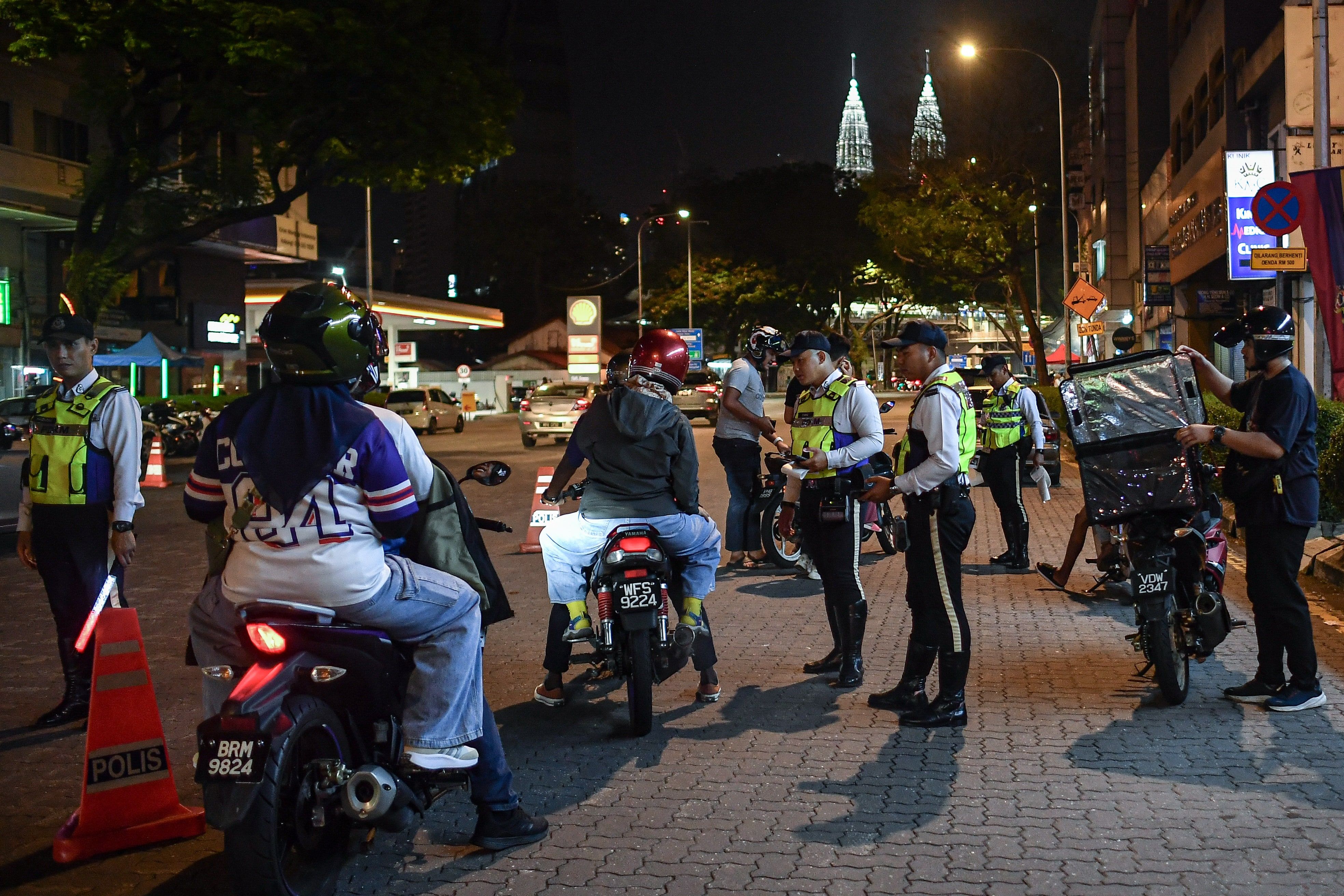 瞄准扰民改装摩托道路流氓  隆联合取缔行动开967罚单