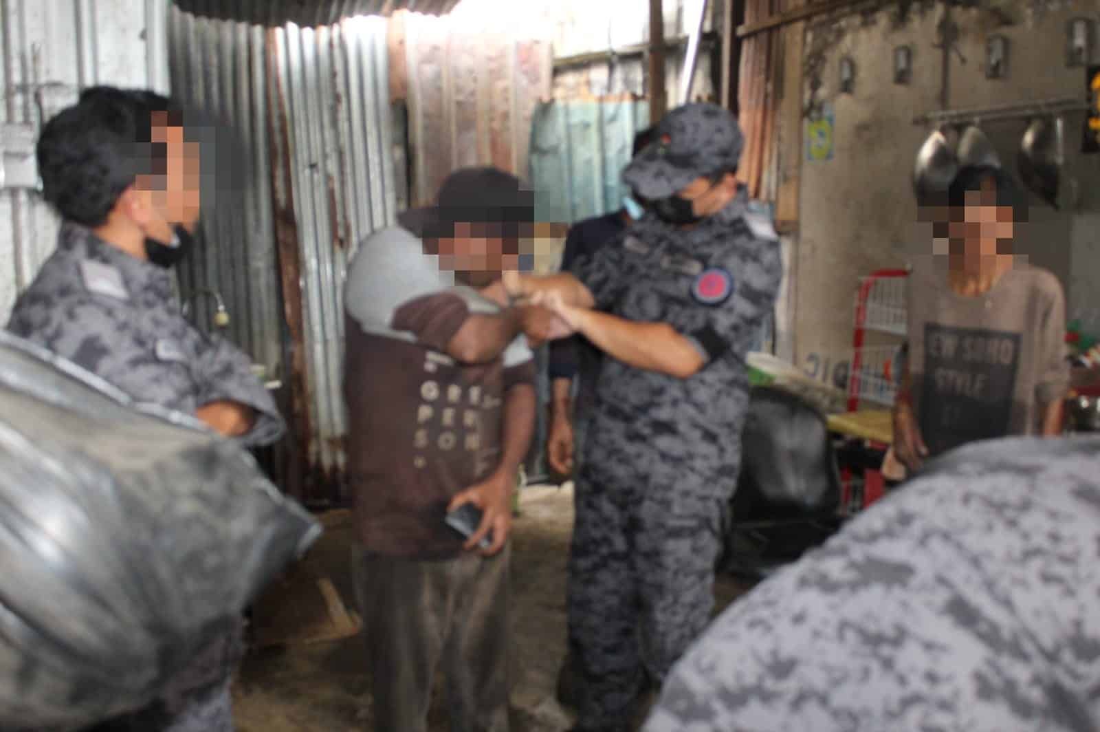 移民局突击双溪峇甲2店 9外劳欲逃不果被捕