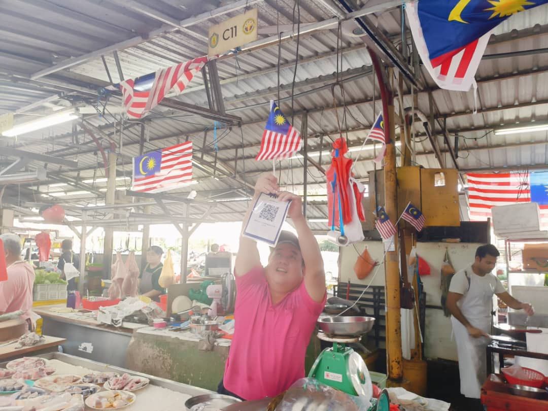 太子园巴刹派千支手摇国旗   游佳豪：唤起爱国精神共庆国庆