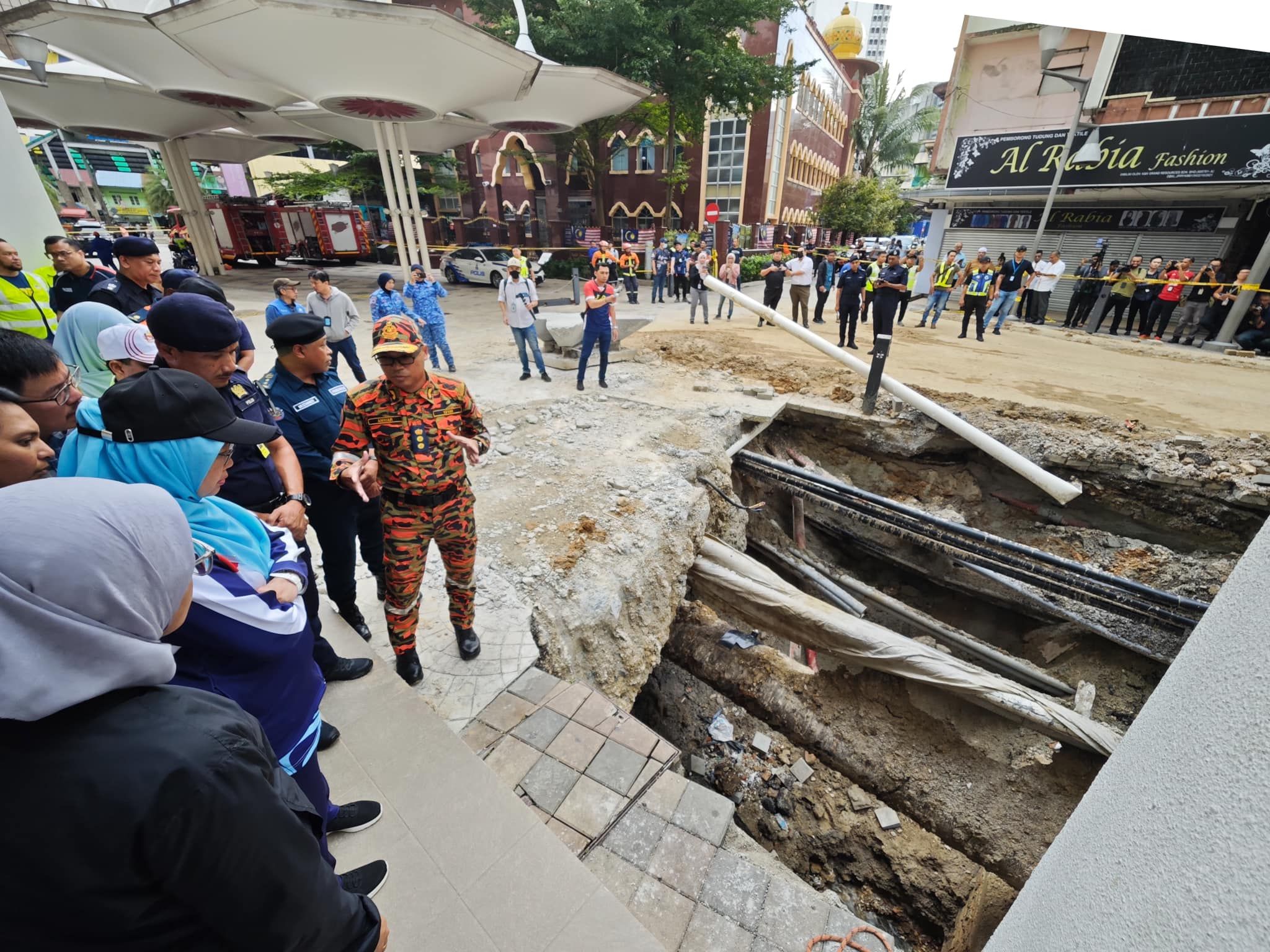 印度女游客陷8米坑洞  安华：会继续搜救行动