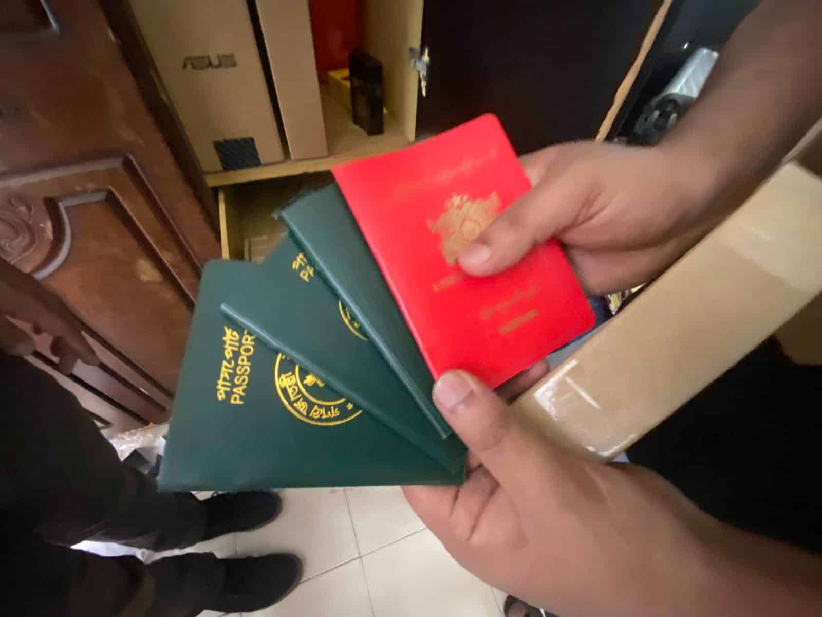 捣毁隆市非法代理集团 移民局捕13人.起获530本各国护照