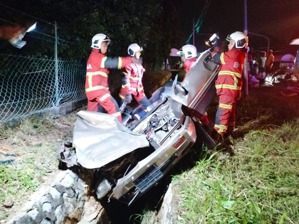 轿车凌晨撞向挖掘机 造成2死4伤