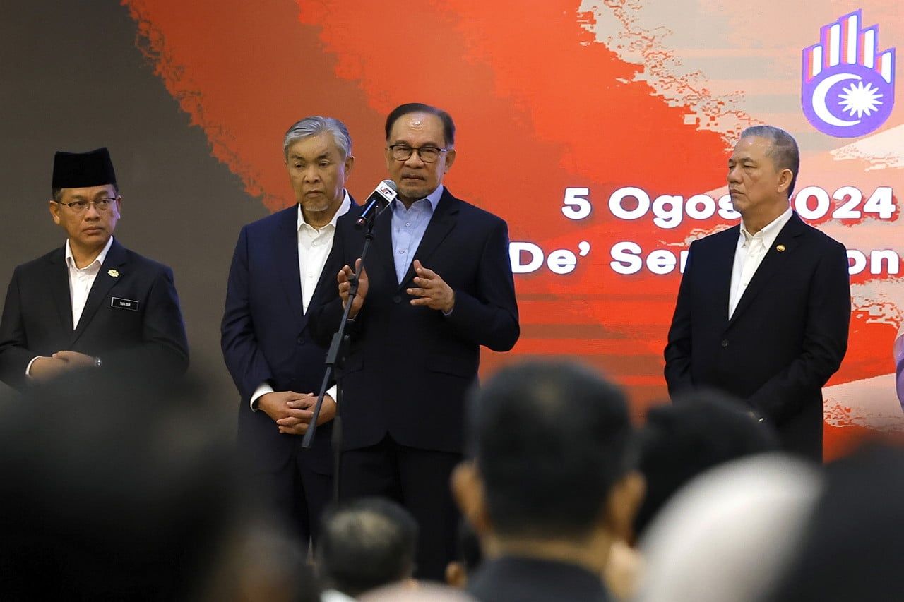 安华认可公务员贡献   吁提高绩效改善国家表现