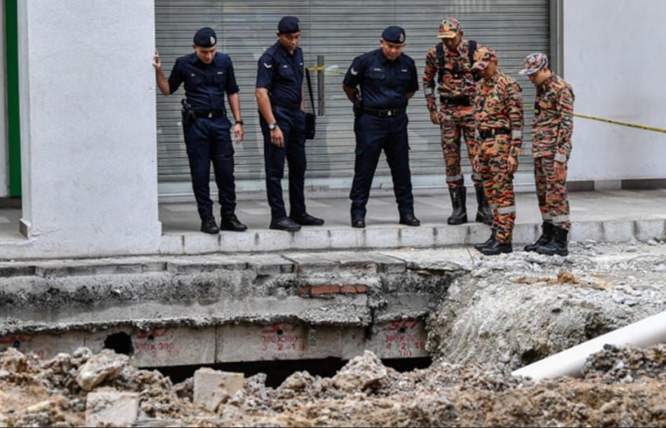 游客坠坑搜救行动第4天  继续使用冲洗技术搜寻