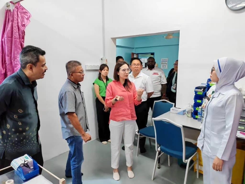 嘉玛丽雅到访吉胆岛政府诊所   梁德志冀今年为村民捎佳音