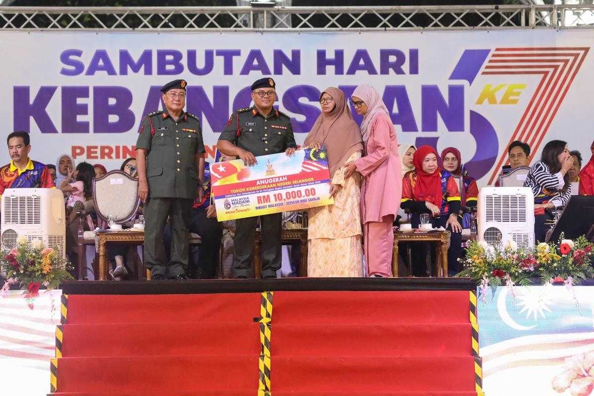 Allahyarham Koperal Mohd Azrul diumum Tokoh Kemerdekaan Selangor