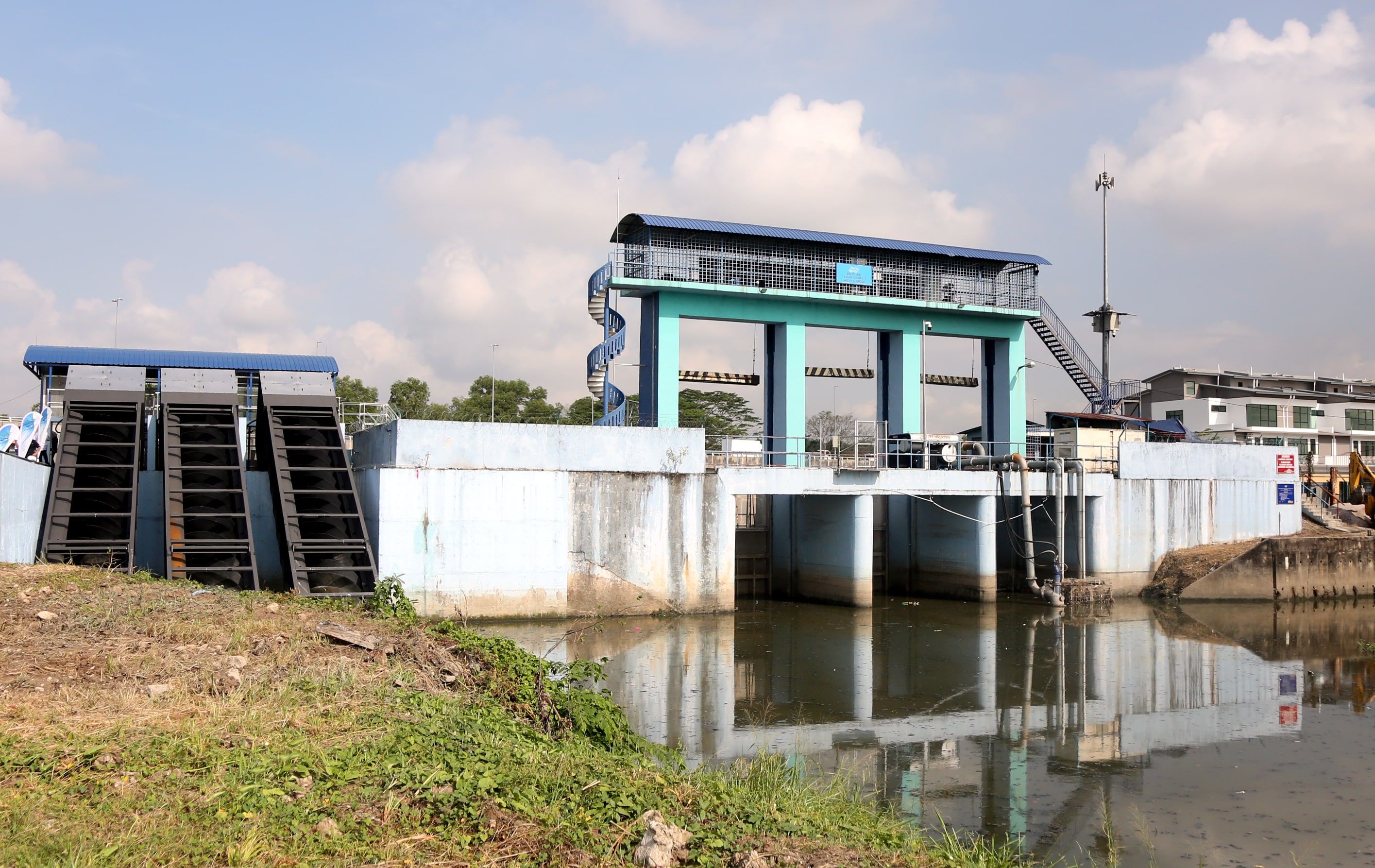 太子园水闸提升排水  居民盼摆脱水灾困扰