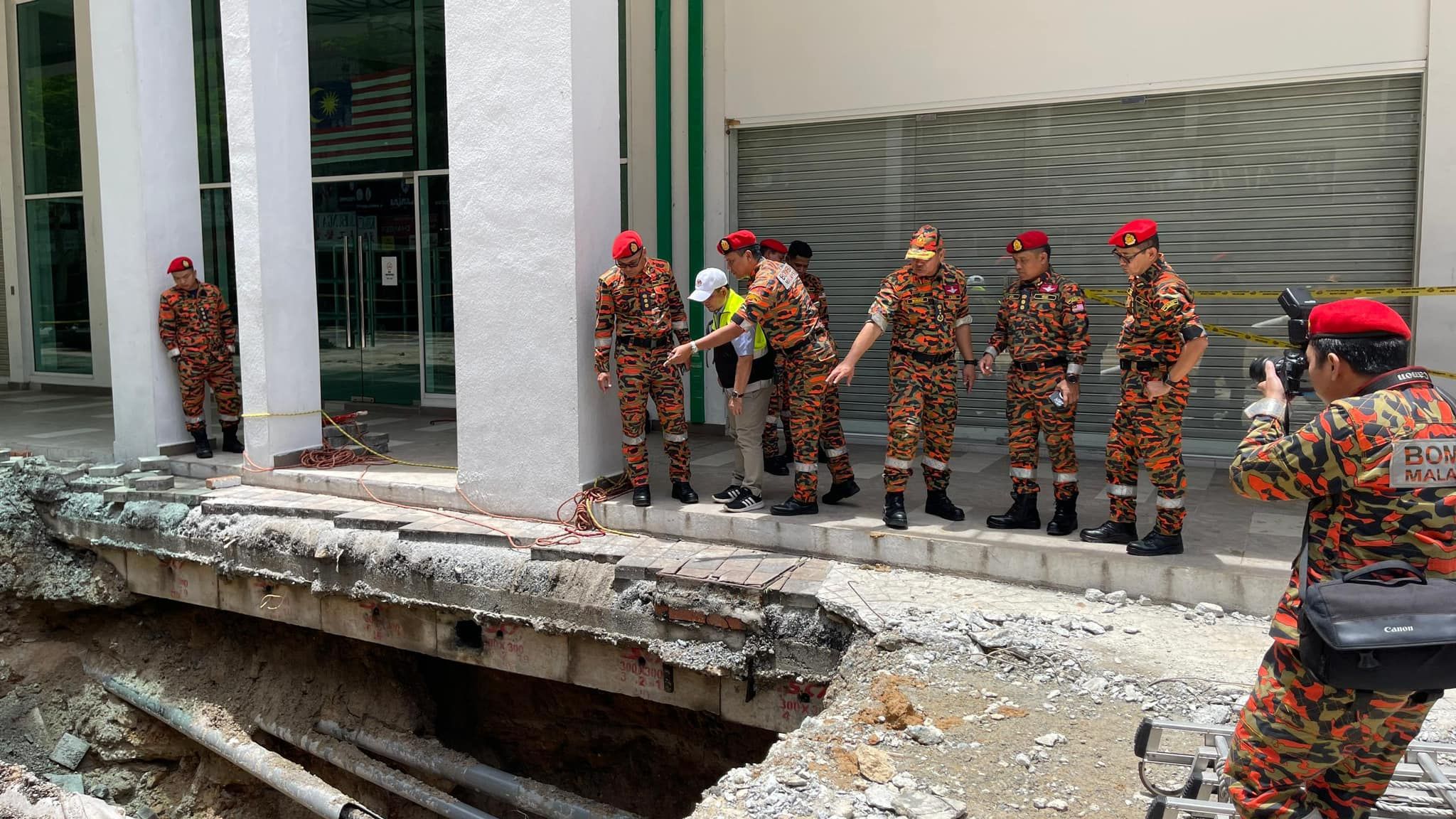 【印度清真寺路地陷】打开6排污涵井 扩大搜索范围