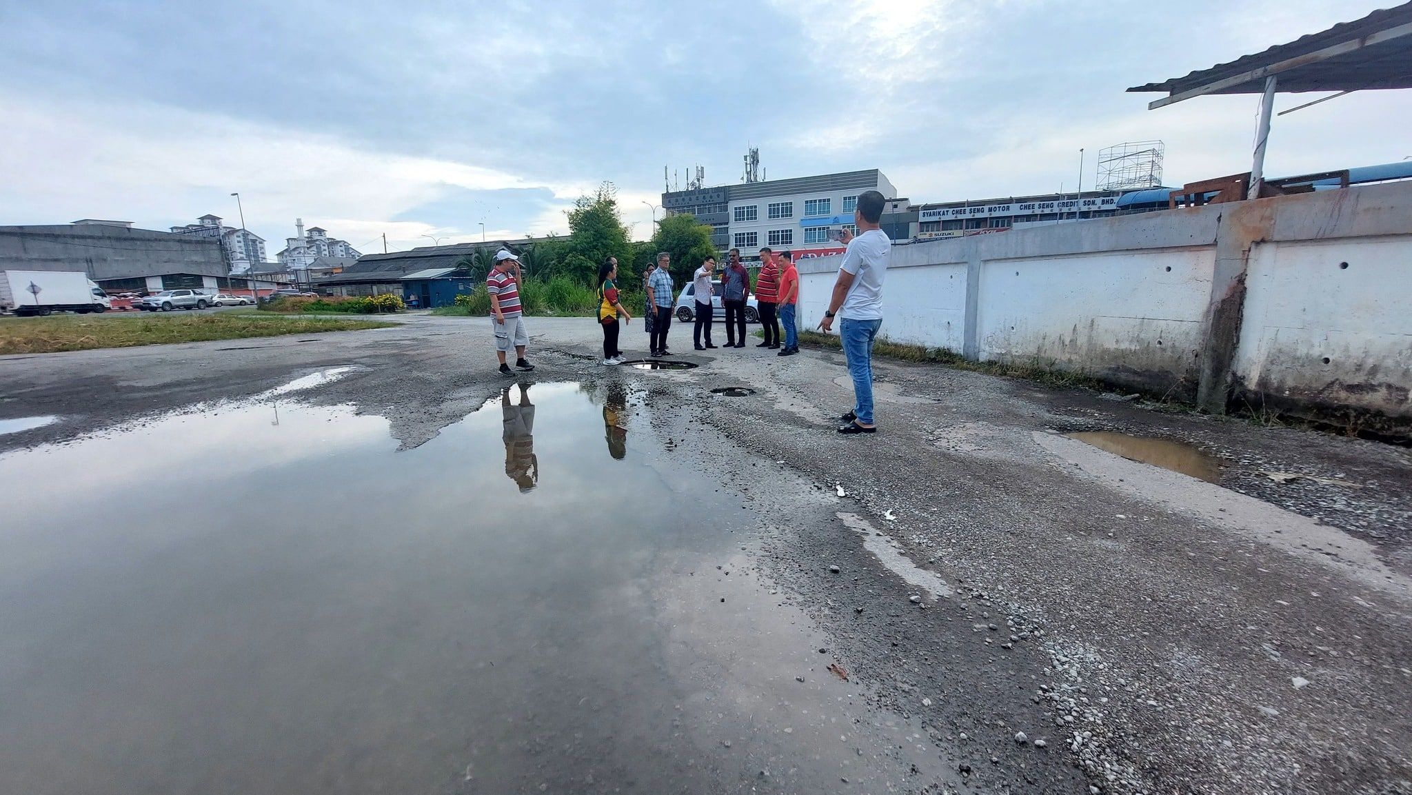 万津中华小学路面积水坑洞处处  巴巴莱都促当局速跟进处理