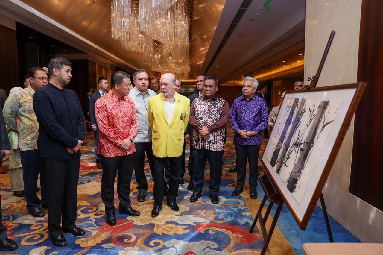 元首今主持北外马来研究高级访问学者教席命名仪式