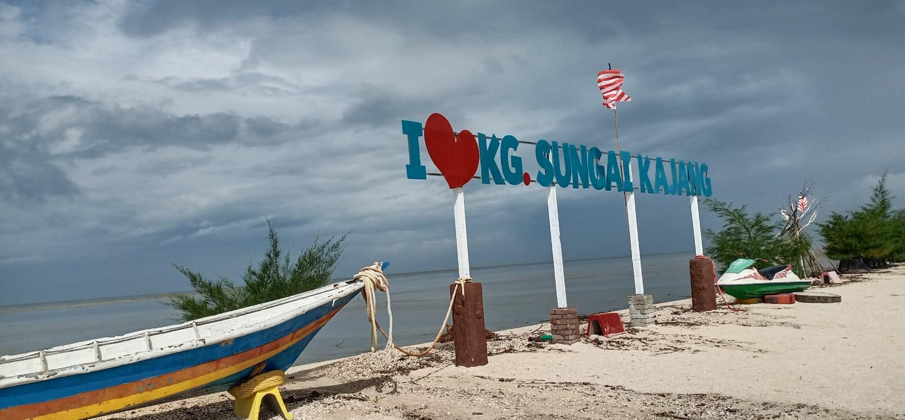 Benteng pasir Pantai Sungai Kajang rebak susulan air pasang besar