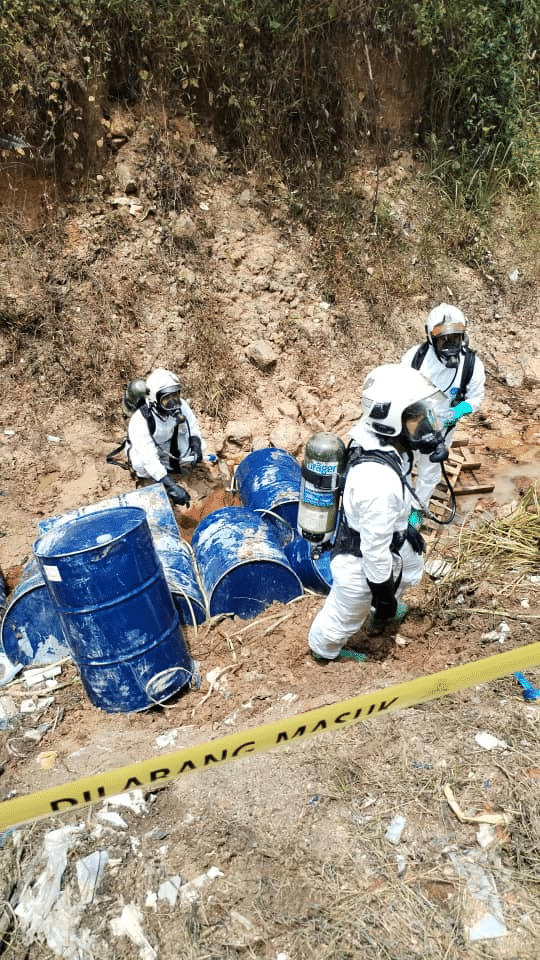 Lapan tong sisa buangan dipercayai bahan kimia ditemui dalam parit
